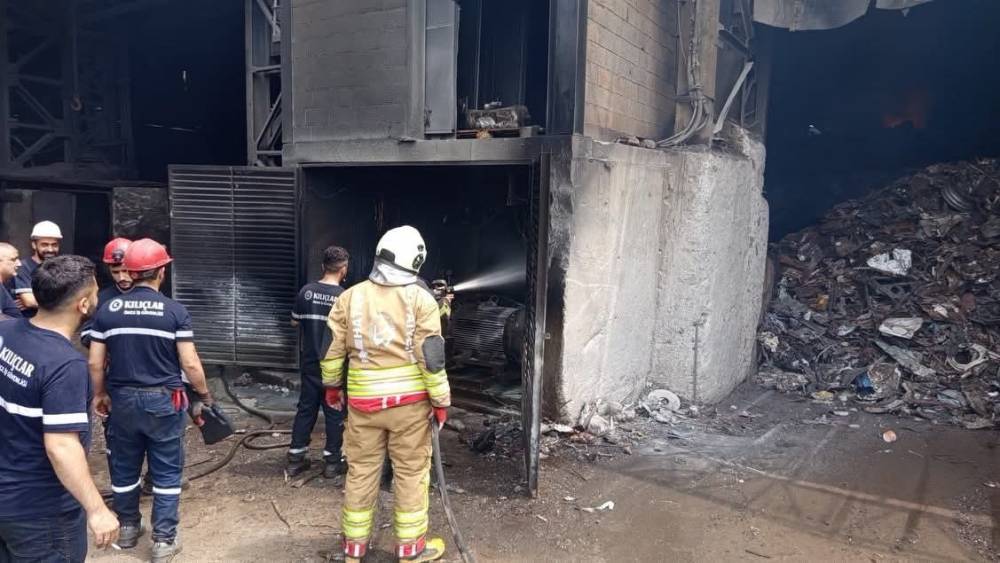 Payas&rsquo;ta iş yeri alevlere teslim oldu
