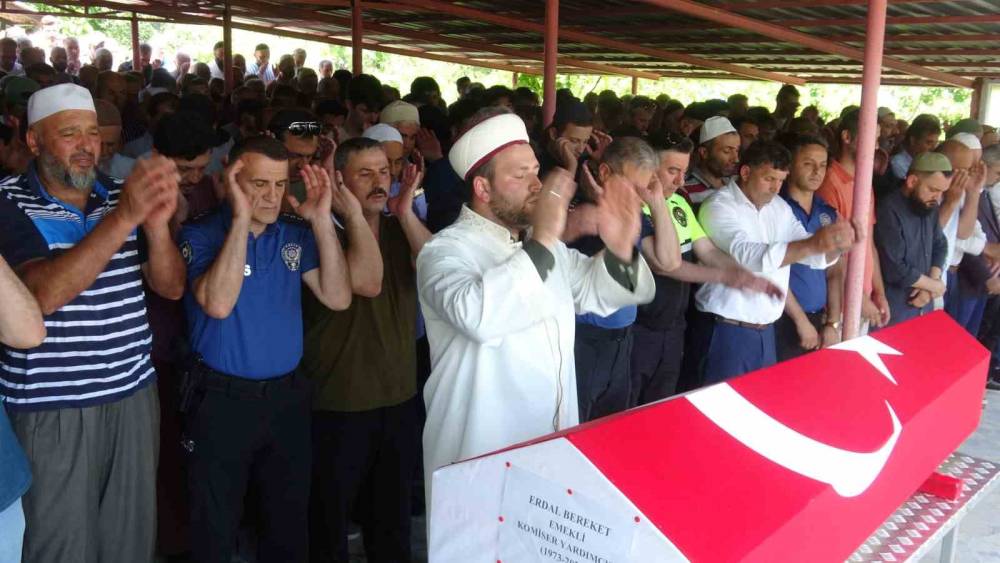 Kazada &ouml;len emekli komiser, son yolculuğuna uğurlandı
