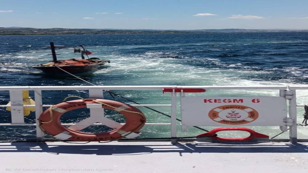&Ccedil;anakkale Boğazı&rsquo;nda s&uuml;r&uuml;klenen tekne kurtarıldı
