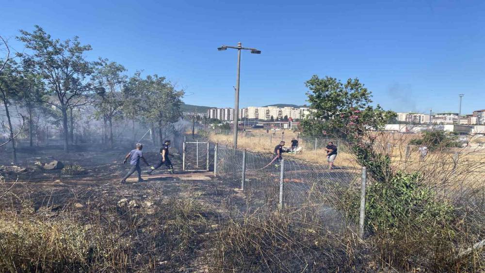 Kocaeli&rsquo;de saman y&uuml;kl&uuml; tırın r&ouml;morkunda &ccedil;ıkan yangın mahalleyi sardı

