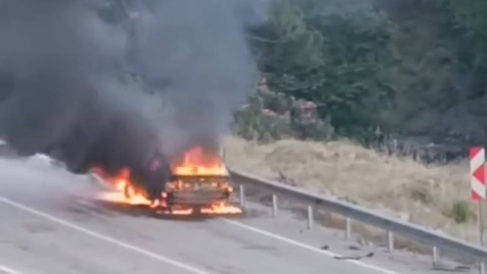 Kozan&rsquo;da otomobil alev alev yandı, 13 yaşındaki &Ouml;mer&rsquo;in duyarlılığı takdir topladı
