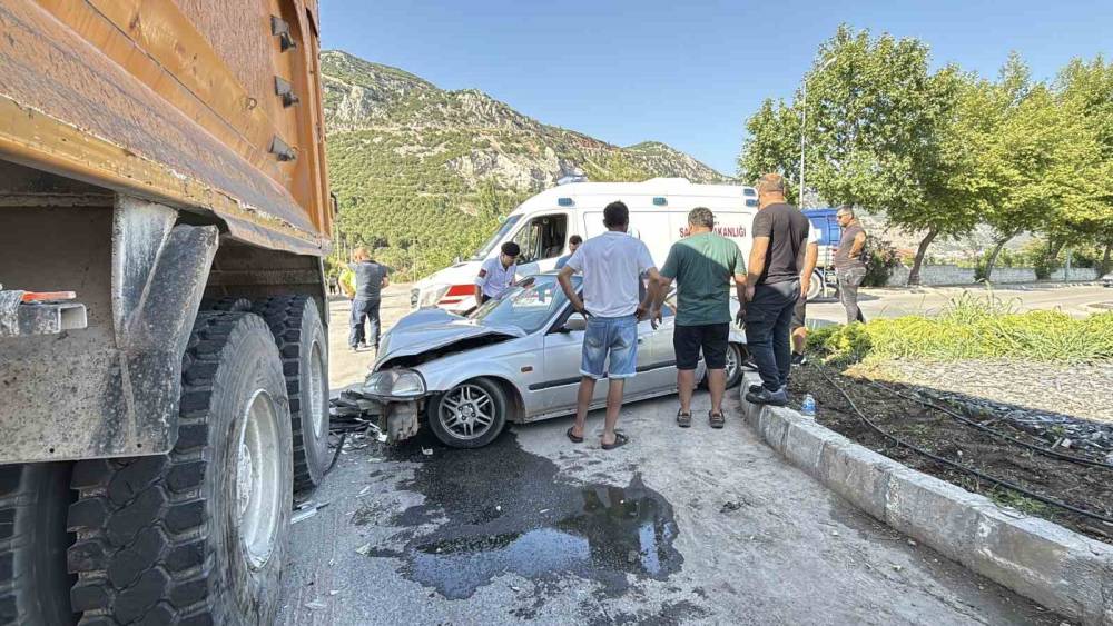 Kamyona arkadan &ccedil;arpan gen&ccedil; s&uuml;r&uuml;c&uuml; yaralandı
