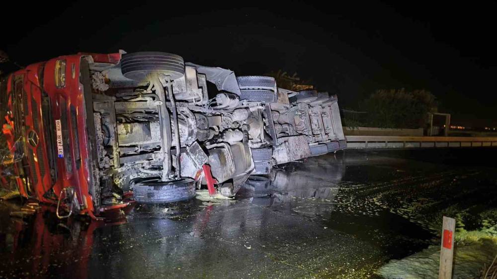 Mardin&rsquo;de bitkisel yağ y&uuml;kl&uuml; kamyonet devrildi
