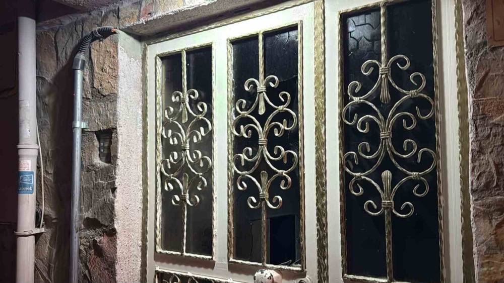 Eskişehir&rsquo;de aile i&ccedil;i kavgada evinin camlarını kıran şahıs aracıyla ka&ccedil;tı
