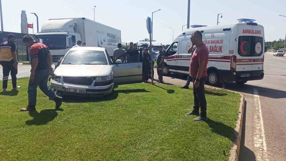 Konya&rsquo;da otomobil ile kamyon &ccedil;arpıştı: 3 yaralı
