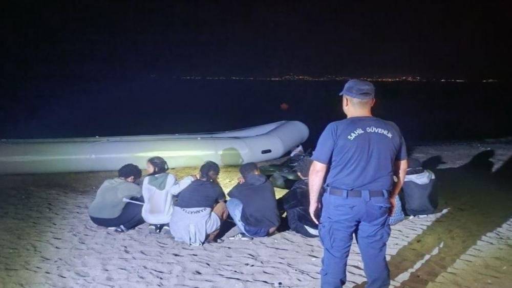 İzmir&rsquo;de Sahil G&uuml;venlikten &ccedil;ifte operasyon: 31 g&ouml;&ccedil;men yakalandı
