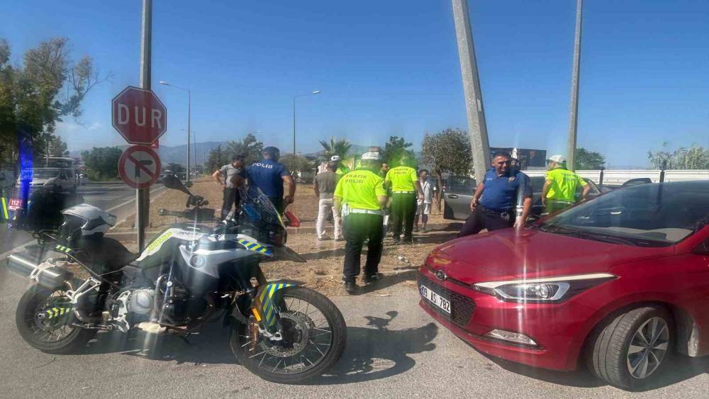 Otomobil aydınlatma direğine &ccedil;arptı: 2 yaralı
