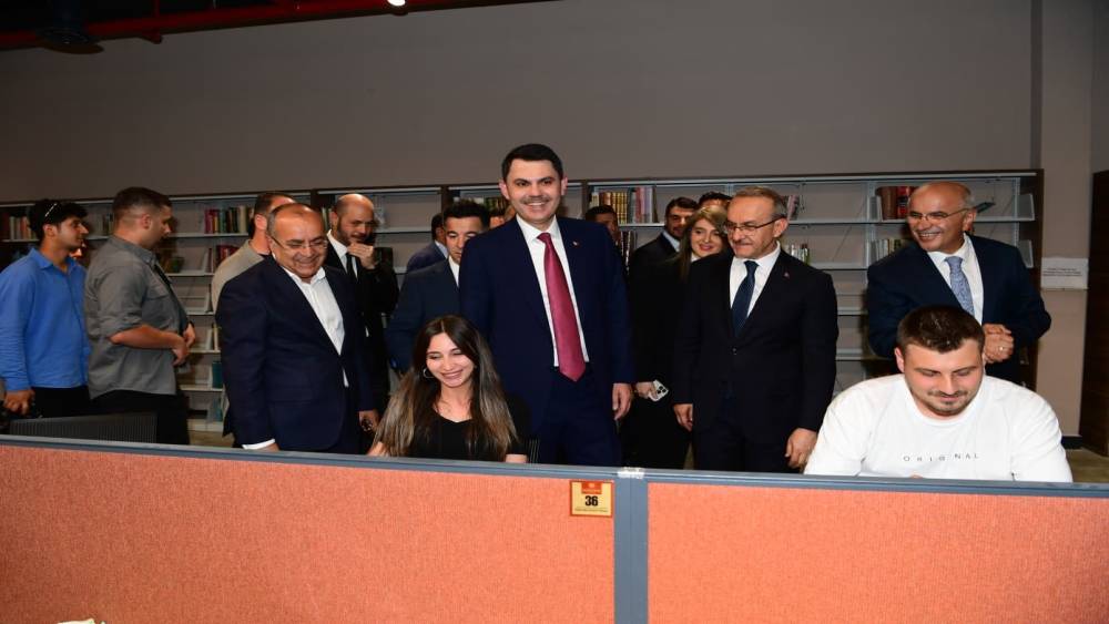 Bakan Murat Kurum, şehir k&uuml;t&uuml;phanesini gezdi
