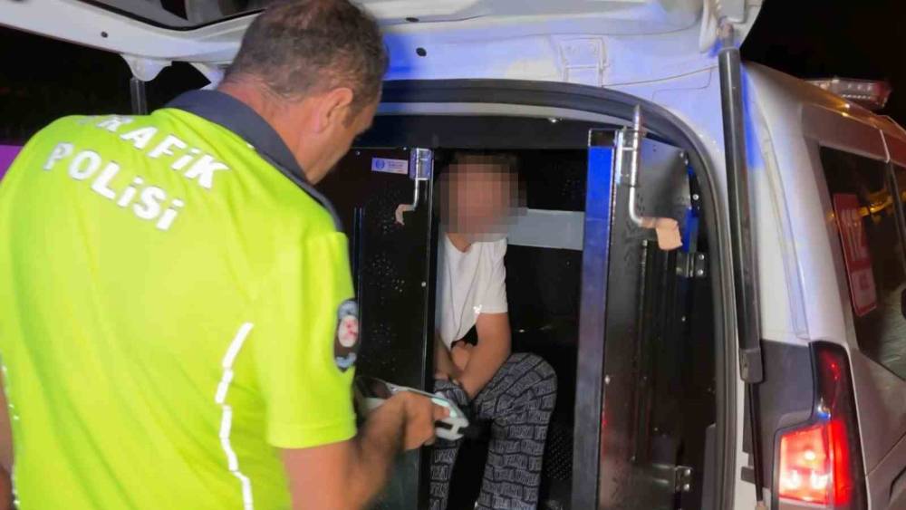Polisin ehliyet ve kimlik istediği alkoll&uuml; s&uuml;r&uuml;c&uuml;, "150 TL param var" dedi
