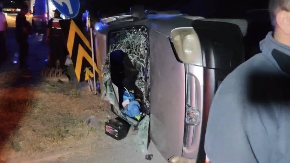 &Ccedil;ankırı&rsquo;da iki hafif ticari ara&ccedil; &ccedil;arpıştı: 9 yaralı
