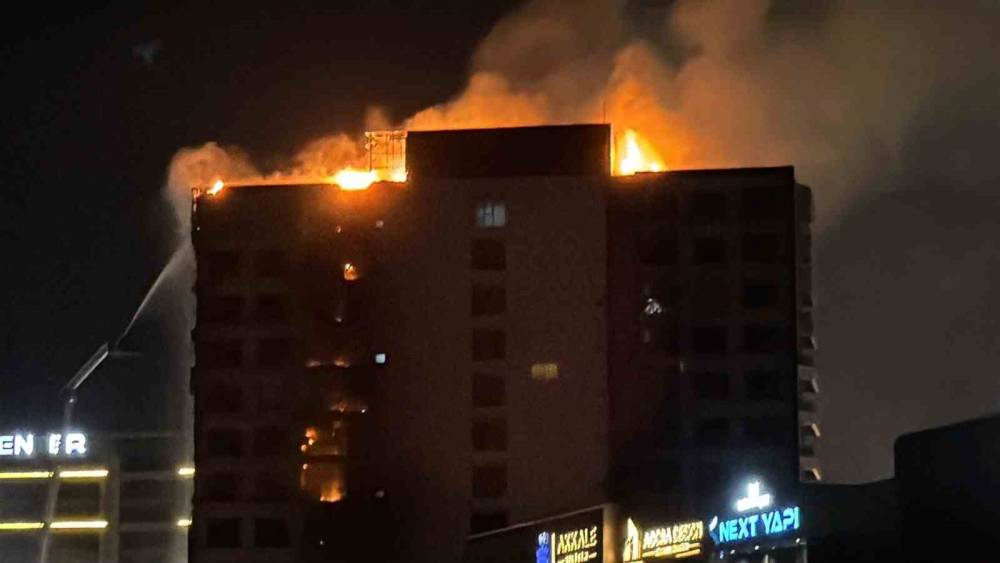 Diyarbakır&rsquo;da 12 katlı plazada yangın: 1 kişi mahsur kaldı, 8 kişi dumandan etkilendi
