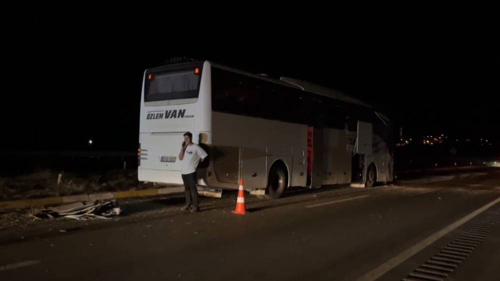 Sivas&rsquo;ta yolcu otob&uuml;s&uuml; otomobil ile &ccedil;arpıştı: 2 yaralı
