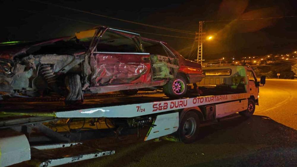 Isparta&rsquo;da tırla &ccedil;arpışan Fiat Tofaş ara&ccedil; hurdaya d&ouml;nd&uuml;: 2 yaralı
