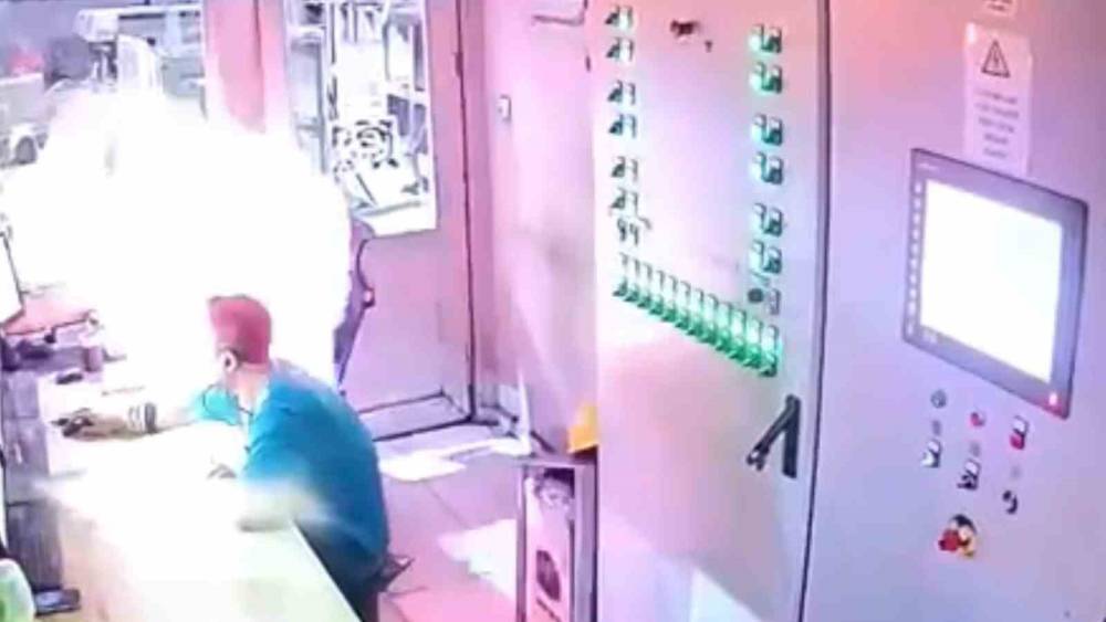 Demir &ccedil;elik fabrikasındaki patlama anı kamerada
