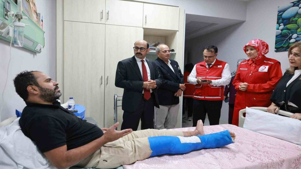 T&uuml;rk Kızılay Genel Başkanı Yılmaz, Kahire&rsquo;de Gazzeli hastaları ziyaret etti
