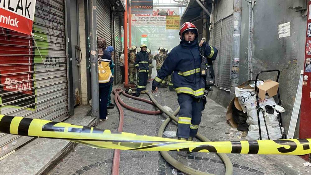Emin&ouml;n&uuml;&rsquo;nde iş yerindeki yangında itfaiye erleri dumandan etkilendi
