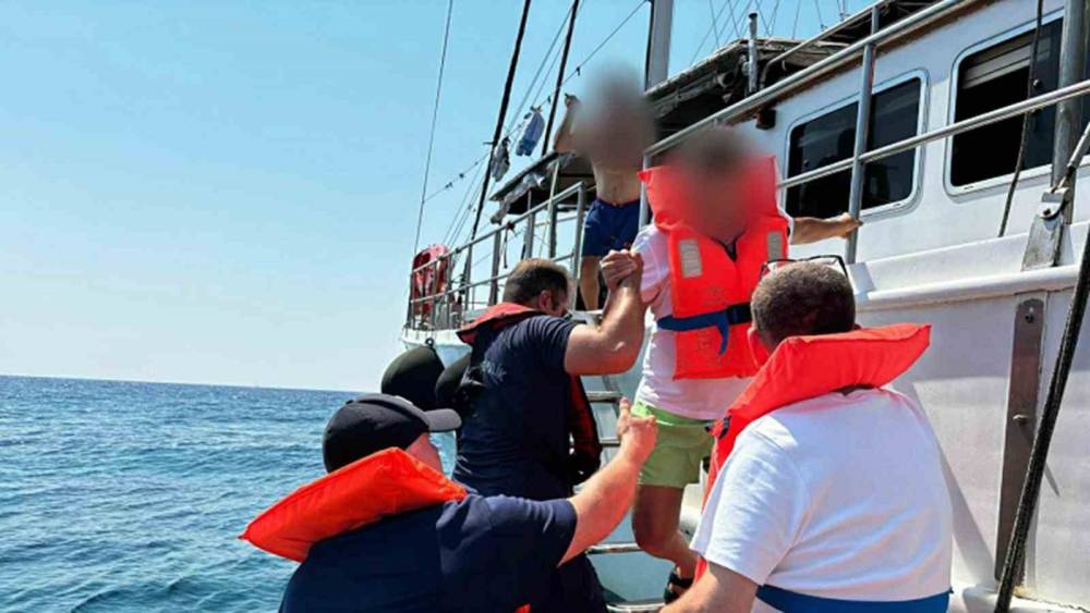 Karaya oturan gezi teknesindeki 11 kişi Sahil G&uuml;venlik tarafından kurtarıldı

