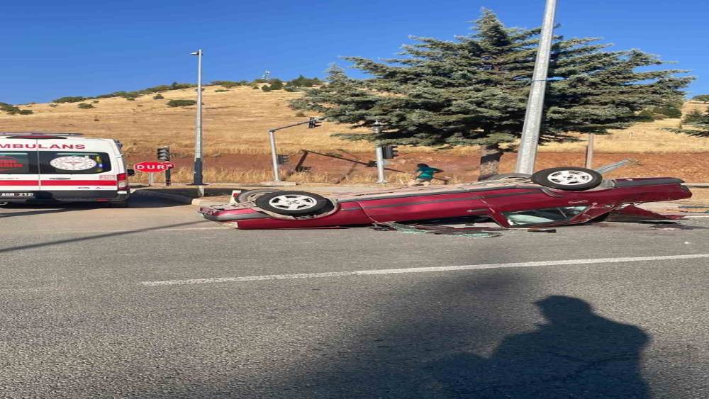 Elazığ&rsquo;da kaza yapan Tofaş takla attı: 3&rsquo;&uuml; &ccedil;ocuk 7 yaralı

