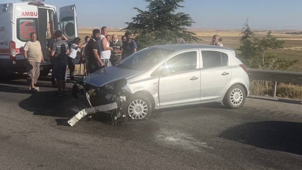 Lastiği patlayan ara&ccedil; bariyerlere girdi: 1&rsquo;i &ccedil;ocuk 3 yaralı
