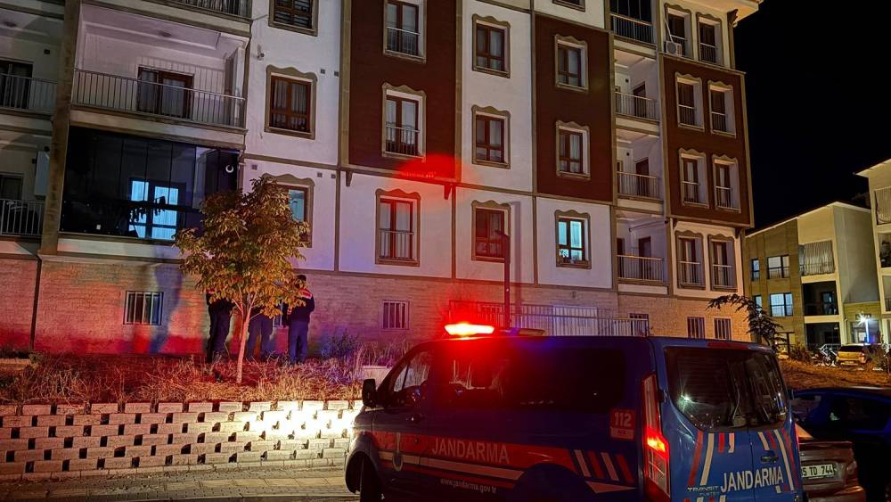 Dengesini kaybeden 17 yaşındaki kız 3. kattan yere d&uuml;şt&uuml;
