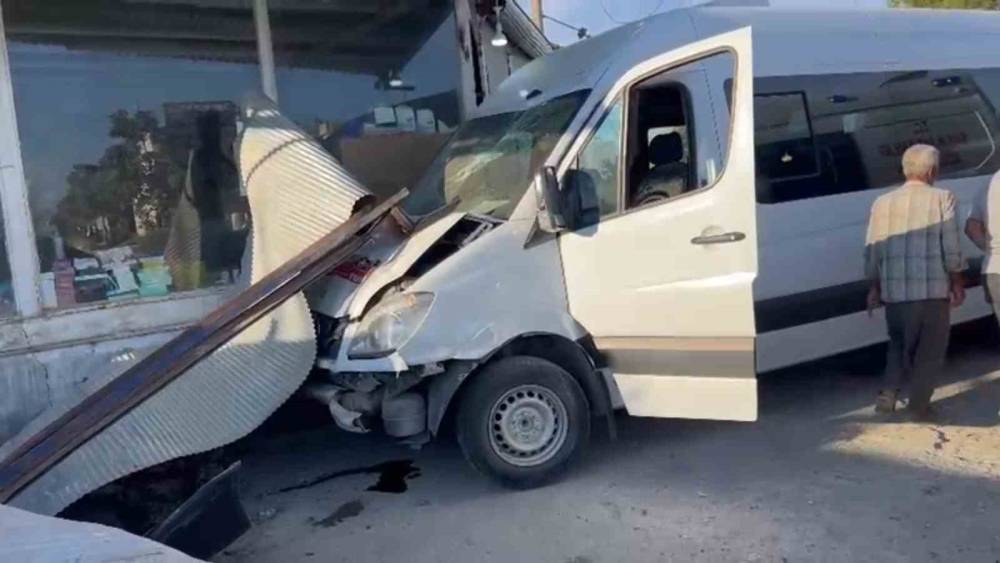 Şanlıurfa&rsquo;da iş&ccedil;i servisi d&uuml;kkana daldı: 10 yaralı
