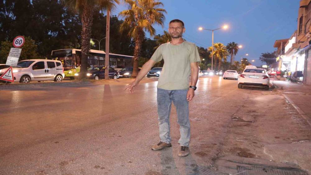 Halk otob&uuml;s&uuml;n&uuml;n a&ccedil;ık kapısı bisikletliyi yere savurdu
