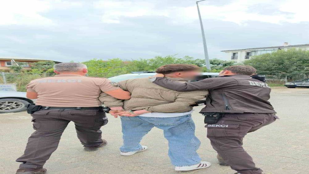 &Ouml;nce basın mensubuna k&uuml;f&uuml;r etti, sonra su&ccedil;u diğer ş&uuml;pheliye attı
