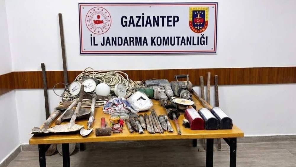 Define bulmak i&ccedil;in ormanlık alanda kazı yapan 4 şahıs yakalandı
