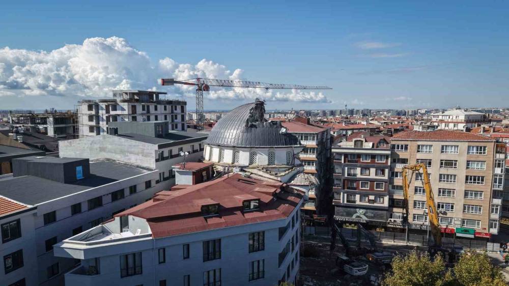 Bah&ccedil;elievler&rsquo;de Yayla Camii&rsquo;nin yıkımı kubbesinin sağlamlığı nedeniyle uzadı
