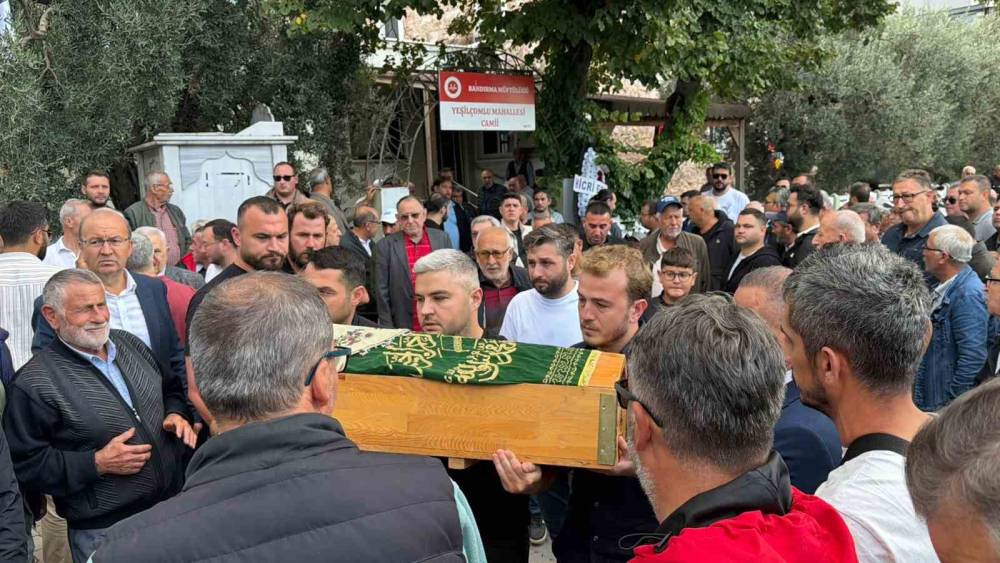 Kazada hayatını kaybeden hamile anne, 3 yaşındaki kızı ve bebeği toprağa verildi
