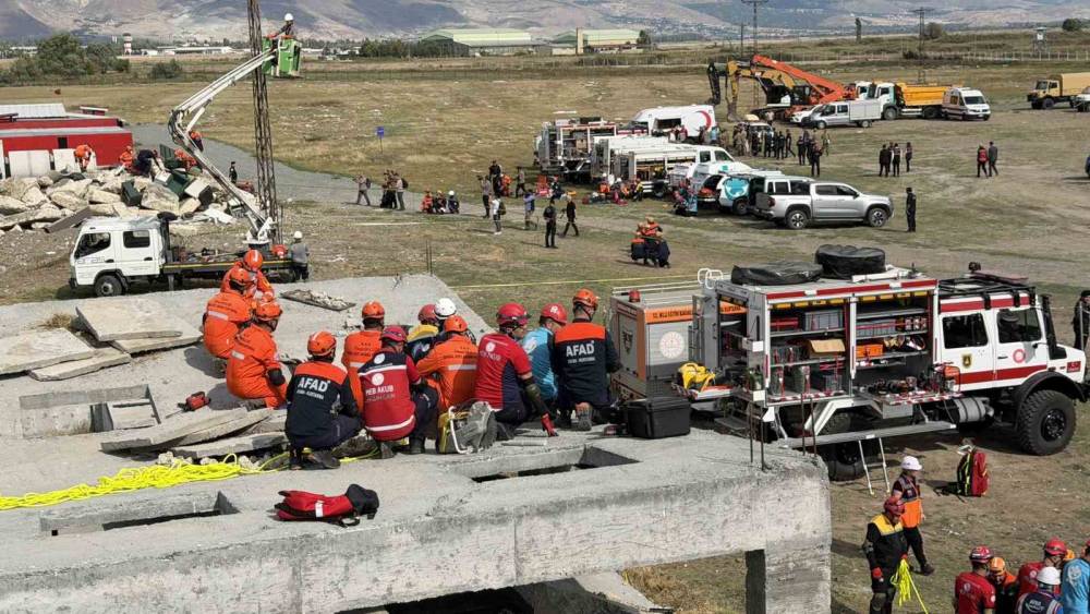 Erzincan&rsquo;da 6,9 b&uuml;y&uuml;kl&uuml;ğ&uuml;ndeki deprem senaryosu sahada uygulandı

