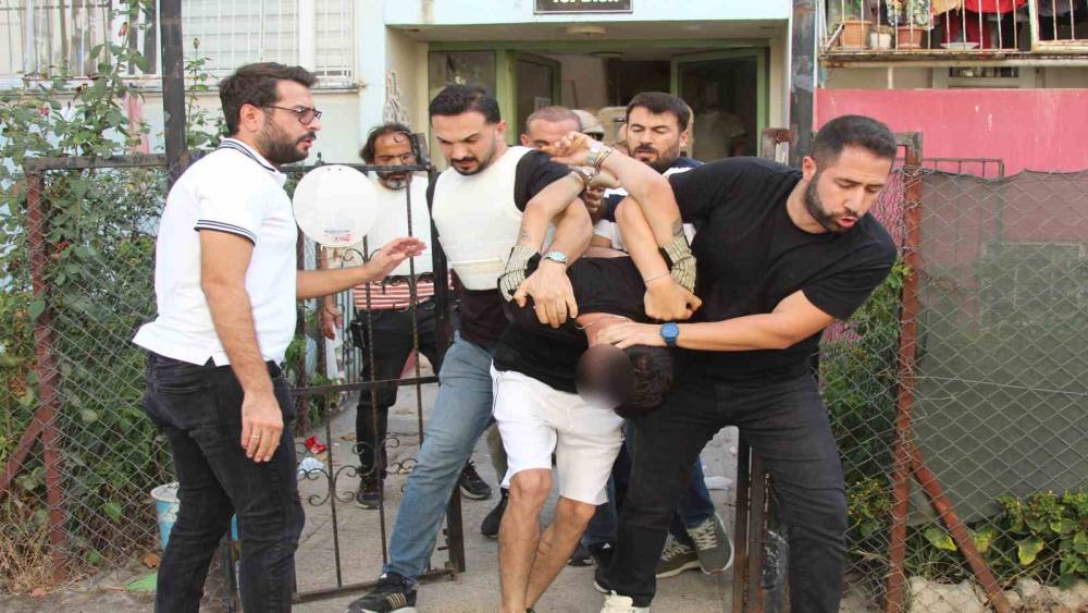 Teslim olmak istemeyen firari &ouml;nce ateş a&ccedil;tı, sonra el bombasının pimini &ccedil;ekti
