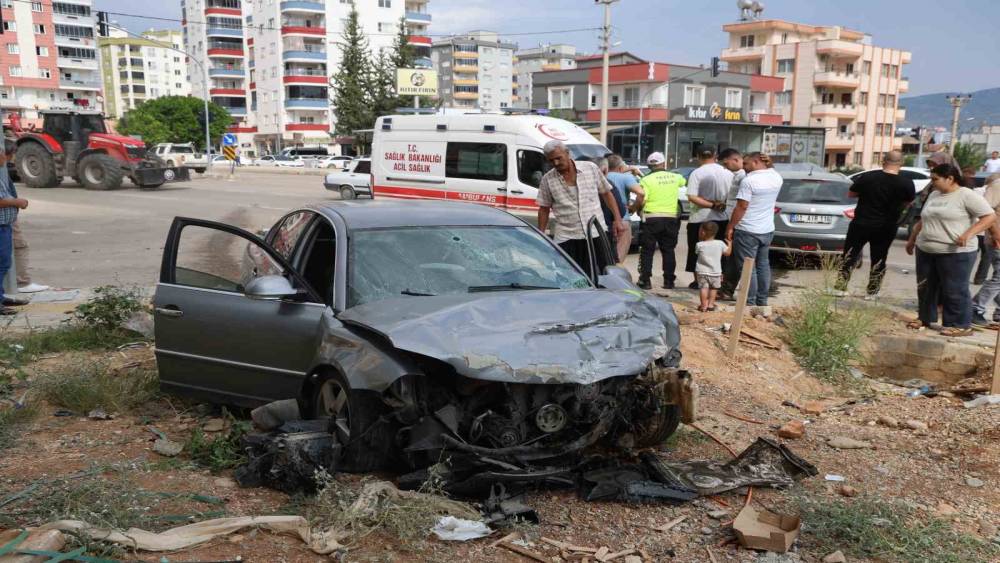 Otomobiller kavşakta &ccedil;arpıştı: 4 yaralı
