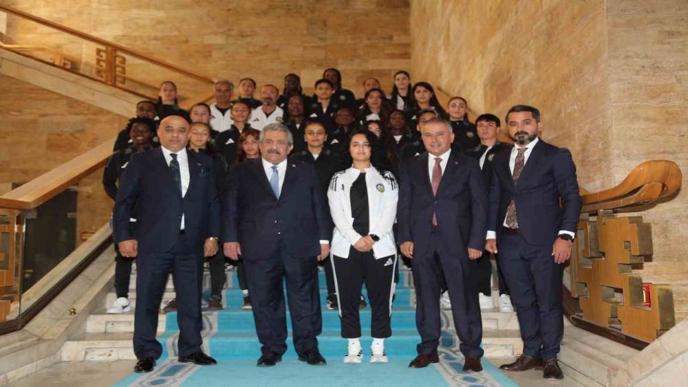 Y&uuml;ksekova Spor Kul&uuml;b&uuml;&rsquo;nden MHP Genel Başkan Yardımcısı Yıldız&rsquo;a ziyaret
