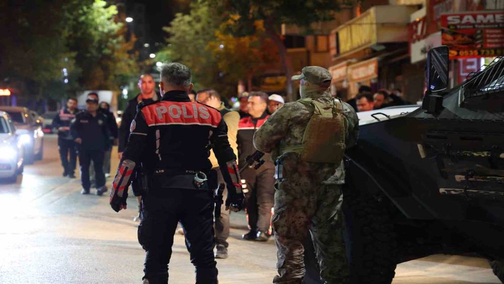 Elazığ&rsquo;da dev asayiş uygulaması: Eğlence mekanları, cadde ve sokaklar tek tek denetlendi
