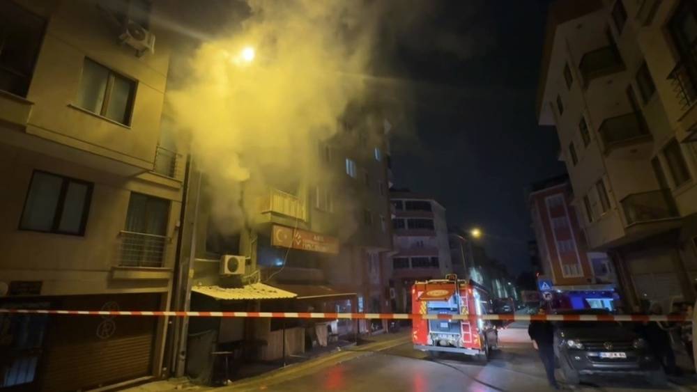 Kıraathanede gece yarısı &ccedil;ıkan yangın korkuttu
