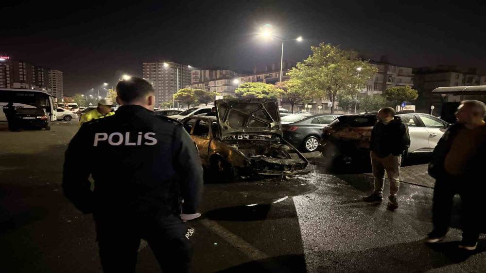 Kayseri&rsquo;de kaza yapan otomobil alev aldı, park halindeki 3 ara&ccedil; zarar g&ouml;rd&uuml;: 1 yaralı
