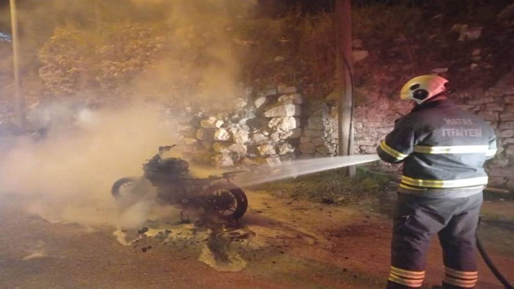 Antakya&rsquo;da yanan motosiklet kullanılmaz hale geldi
