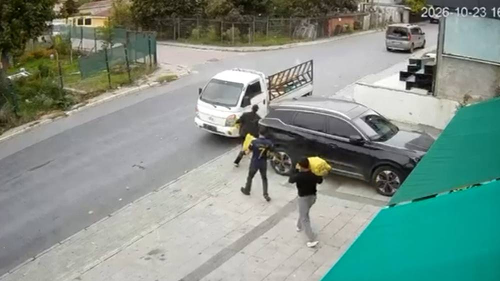 Avcılar&rsquo;da g&uuml;peg&uuml;nd&uuml;z 200 kiloluk patates hırsızlığı kamerada
