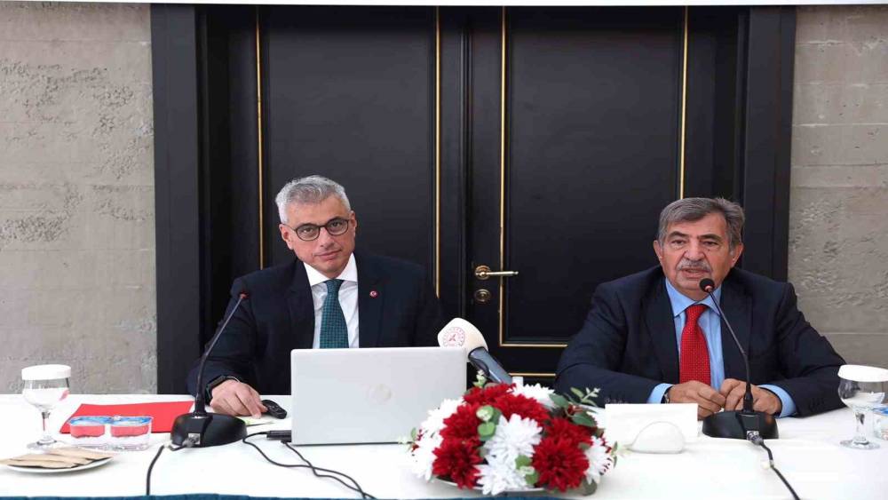 Bakan Memişoğlu: "T&uuml;rkiye&rsquo;de 13 ile 17 yaş arasındaki n&uuml;fusun y&uuml;zde 30&rsquo;u sigara kullanıyor"
