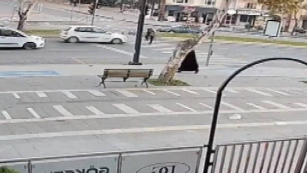 Yolun karşısına geçmeye çalışan yayaya otomobil çarptı
