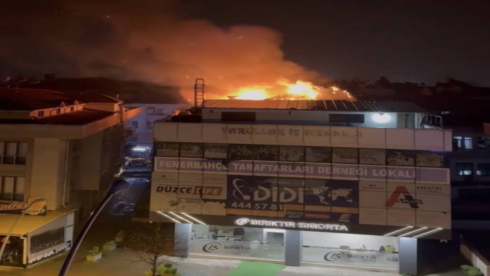 Alevlere teslim olan çatı güçlükle söndürüldü
