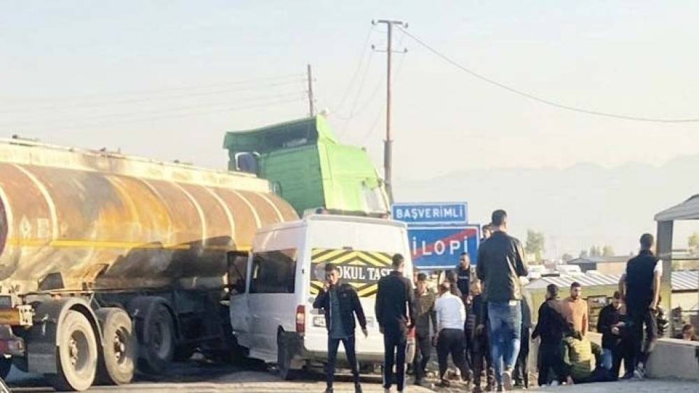 Şırnak’ta okul servisi tankerle çarpıştı: 13’ü öğrenci 14 yaralı
