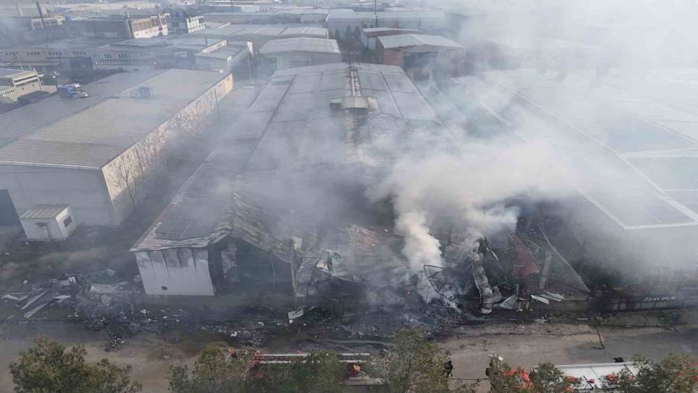 Uşak&rsquo;ta iplik fabrikasında &ccedil;ıkan yangın b&uuml;y&uuml;meden s&ouml;nd&uuml;r&uuml;ld&uuml;
