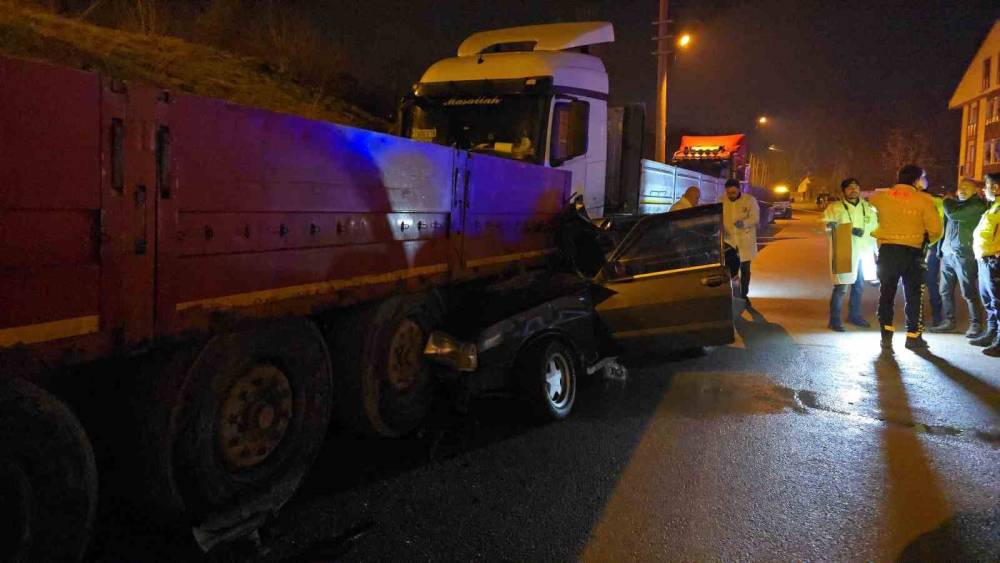 Tofaş Tır&rsquo;a ok gibi saplandı: 1&rsquo;i ağır 2 yaralı
