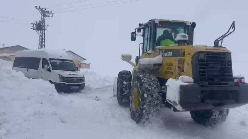 Kar yolları kapattı, cenaze 5 saattik m&uuml;cadele sonrası defnedilebildi
