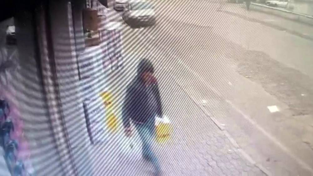 Marketin &ouml;n&uuml;ndeki sıvı yağ kolisini &ccedil;alan şahsın o anları kamerada
