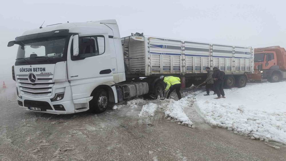 Karla kaplı yollarda mahsur kalan vatandaşların yardımına polis koştu

