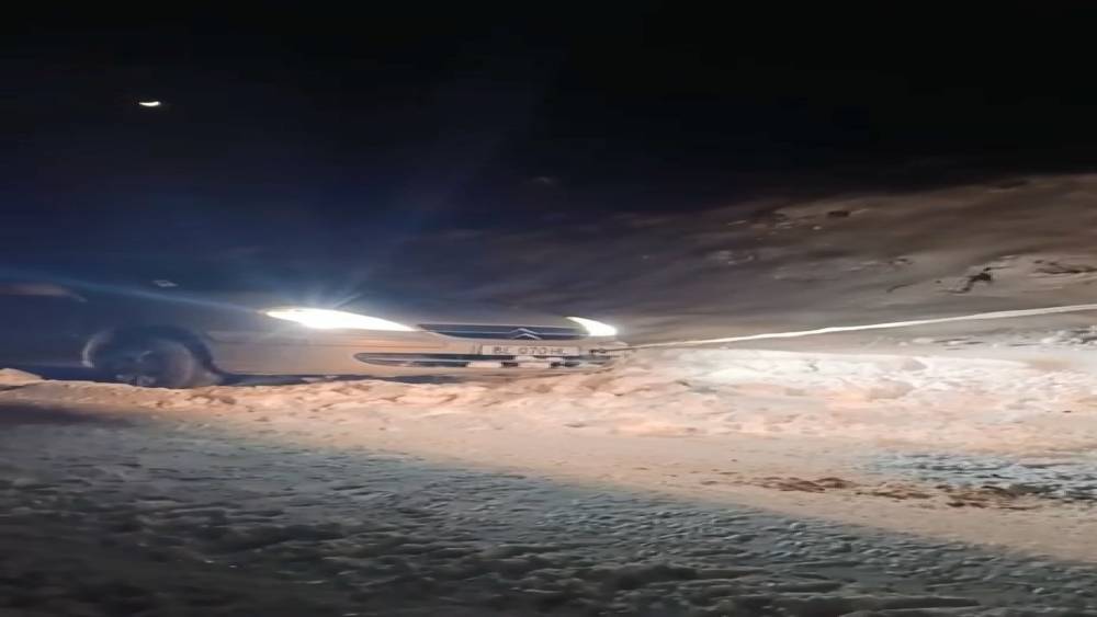 Elazığ&rsquo;da yolda mahsur kalan ara&ccedil; kurtarıldı
