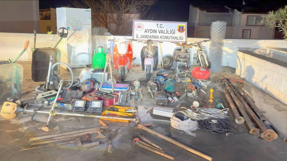 Seli fırsat bildi, 4 evi soydu, jandarmadan ka&ccedil;amadı
